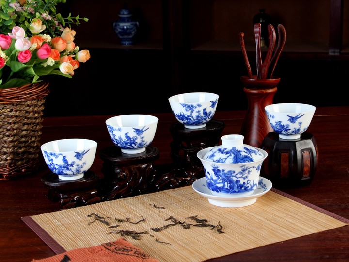 青花手绘盖碗带四杯茶具